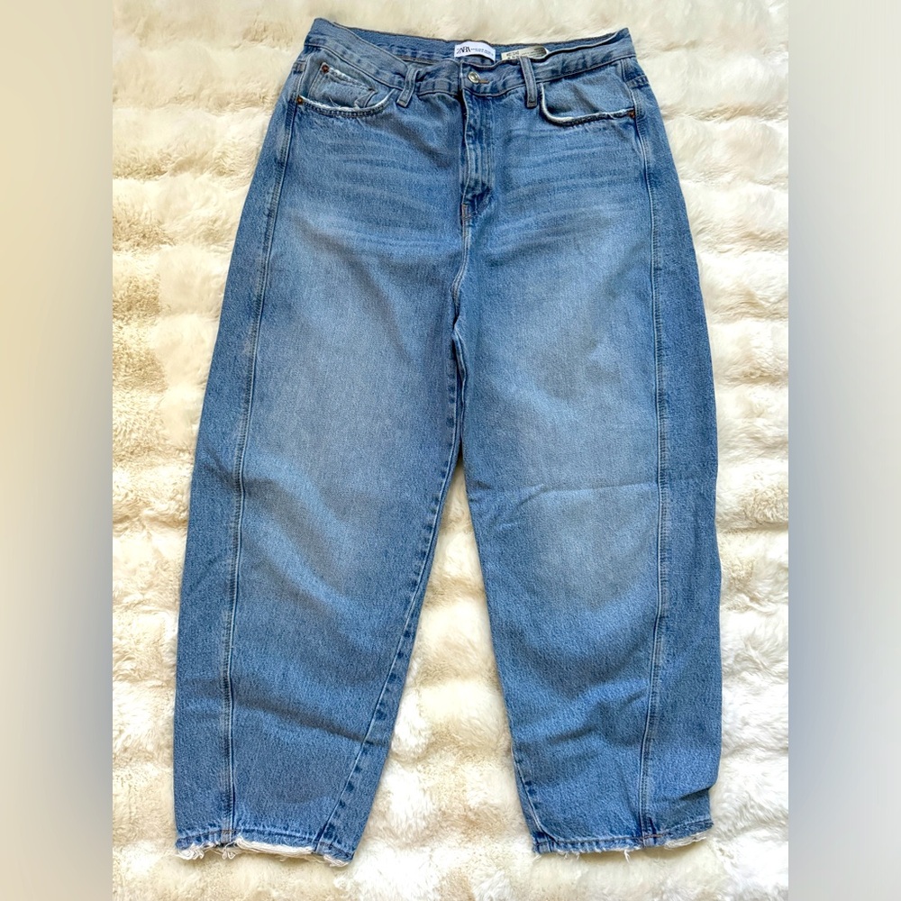 Zara Super cute 👖Barrel jeans. Distressed hem size 10 medium wash